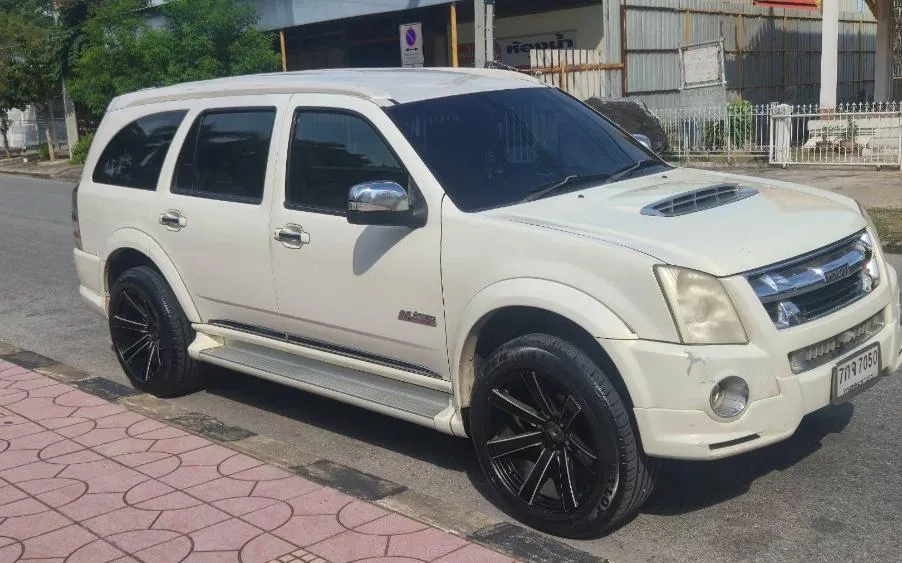 White Isuzu MU-X SUV